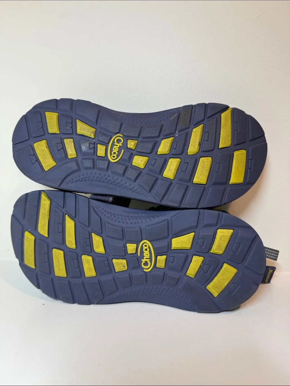 Chaco’s size 4 girls’ blue sandals.